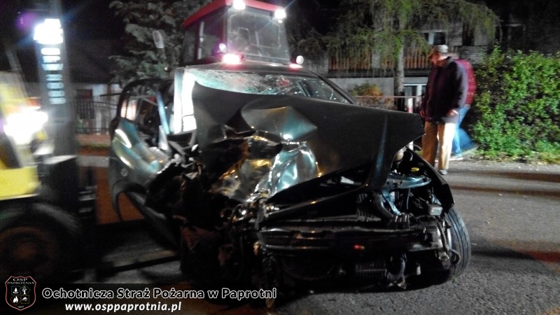 Samochód osobowy uderzył w drzewo w miejscowości Maszna