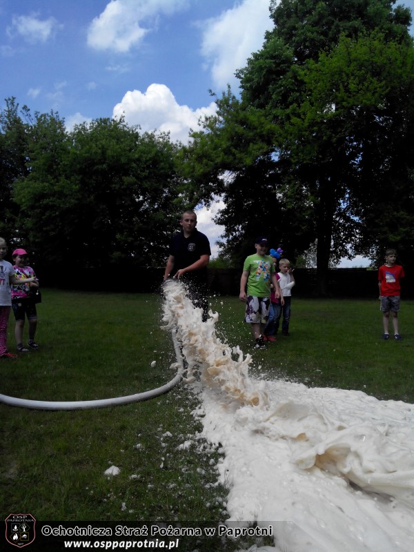 Dzień dziecka z OSP Paprotnia w szkole podstawowej 
