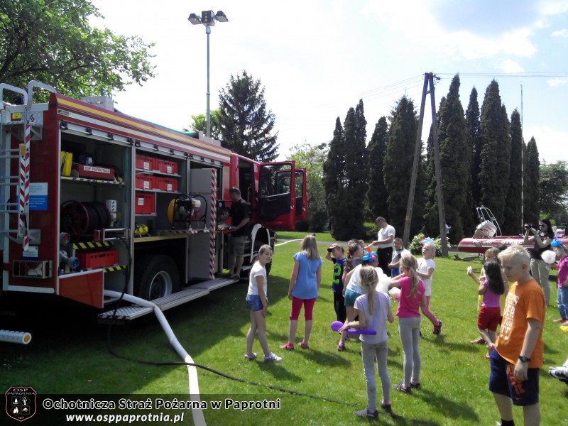 Dzień dziecka z OSP Paprotnia w szkole podstawowej 