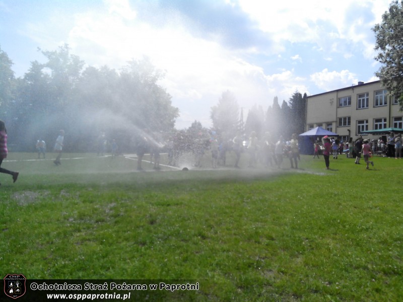 Dzień dziecka z OSP Paprotnia w szkole podstawowej 