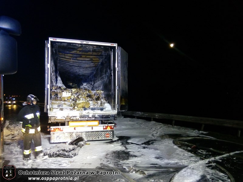 Pożar samochodu ciężarowego na wiadukcie kolejowym  obwodnicy Sochaczewa 