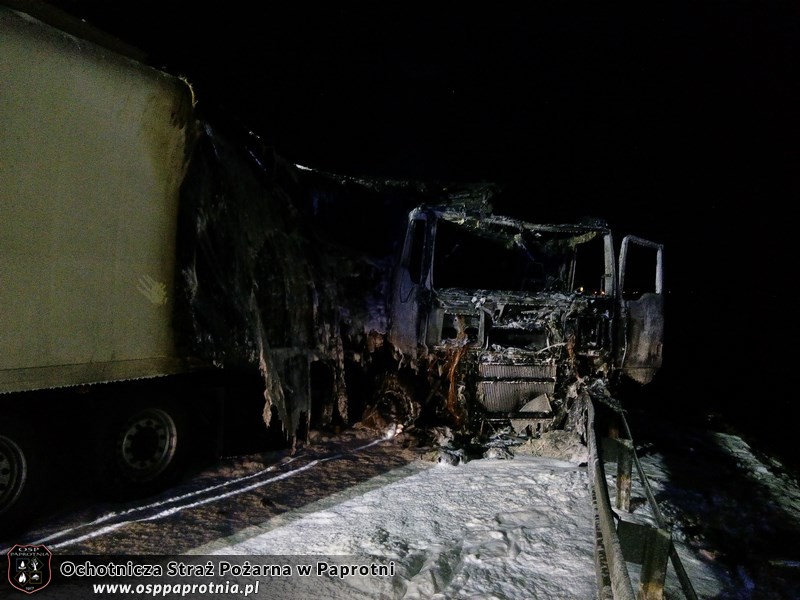 Pożar samochodu ciężarowego na wiadukcie kolejowym  obwodnicy Sochaczewa 