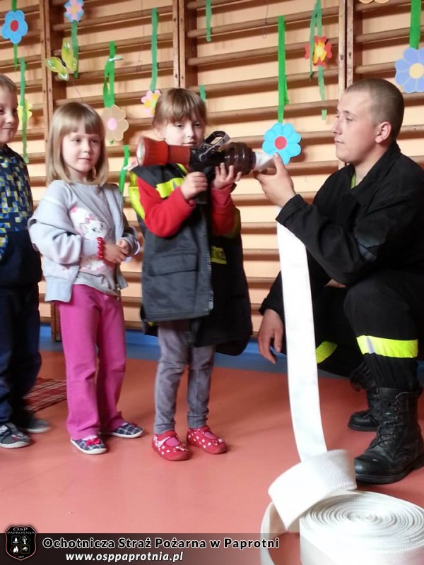 OSP Paprotnia w przedszkolu w Czarnowie